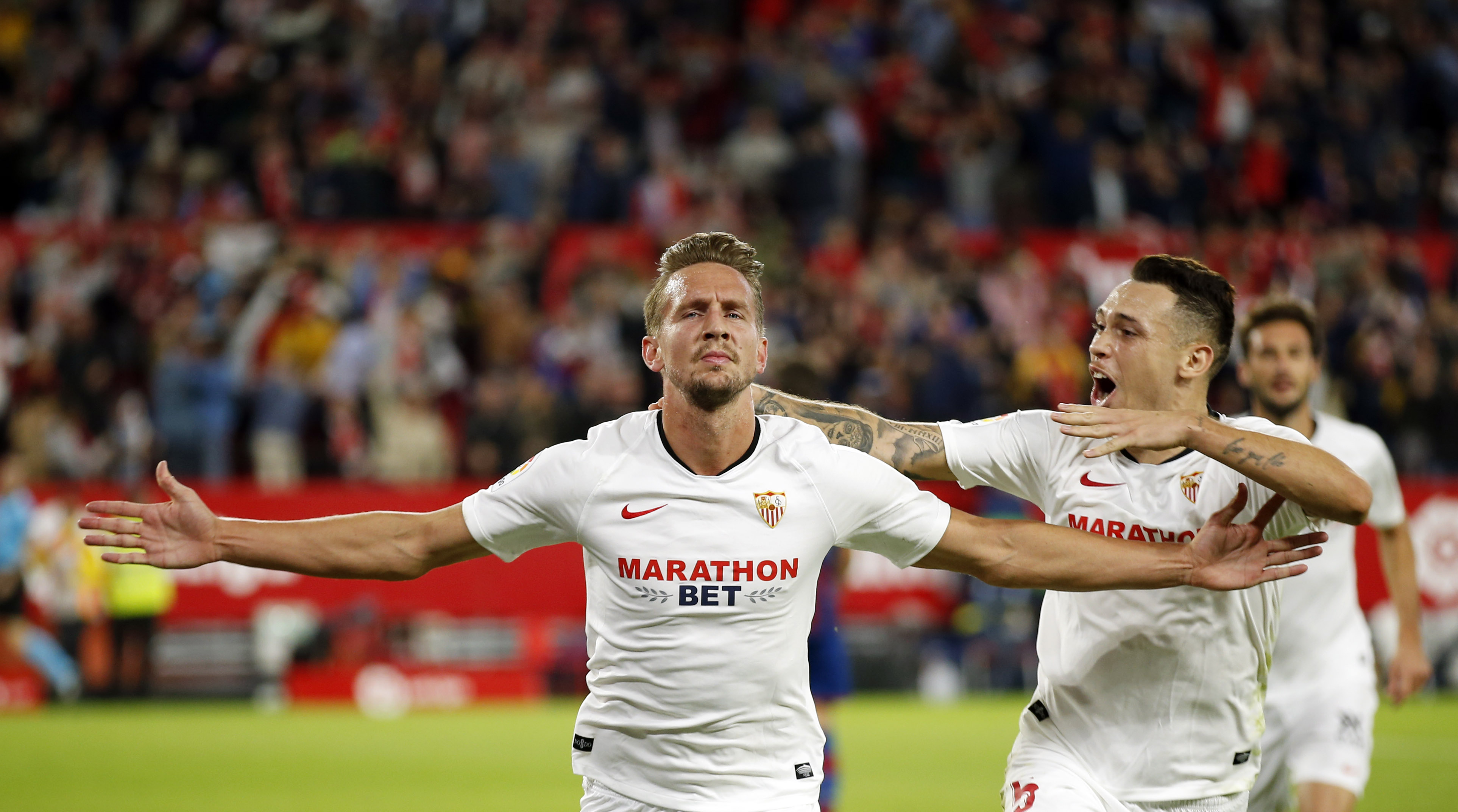 关于荷甲今晚走向成谜，塞维利亚完成体检，赛场秩序良好，训练强度明显提升的信息