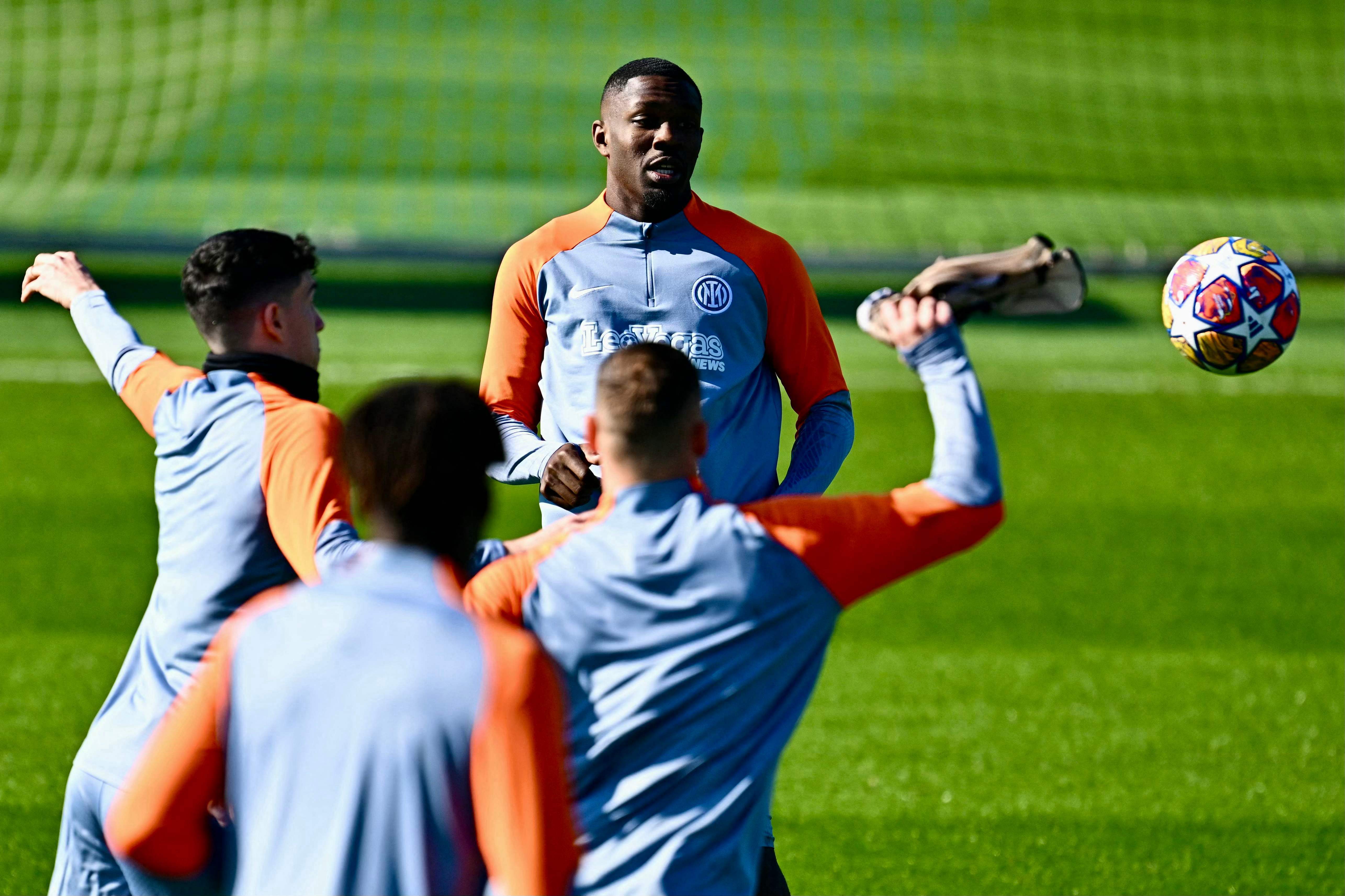 赛后体能课后，巴塞罗那复出首秀备战欧冠，气氛紧张，球探报告显示潜力的简单介绍