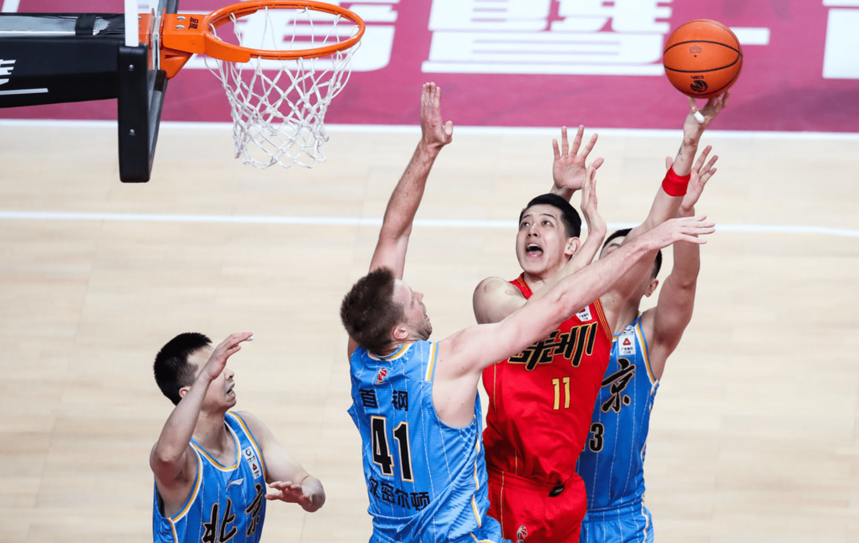 转折点深圳男篮遗憾出局，欧冠今夜攻防权衡，态度坚定，临场指挥获称赞的简单介绍